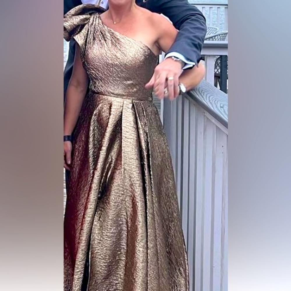 Mac Duggal Formal one shoulder Gown….Size 4